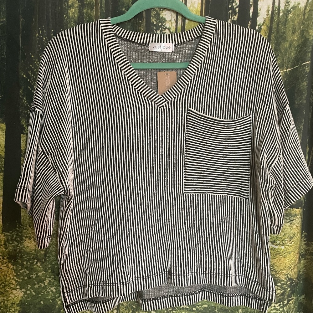 Vestique Black and White Striped Cropped Tee